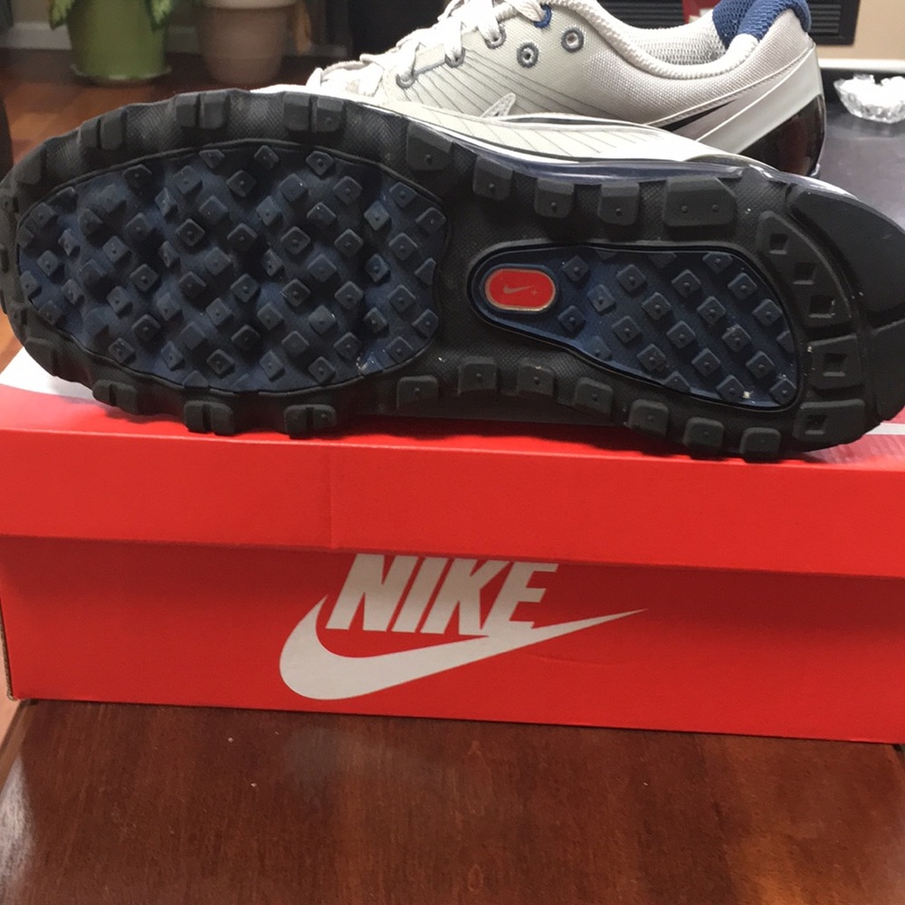Nike Men’s tennis shoes - Picture 3 of 4